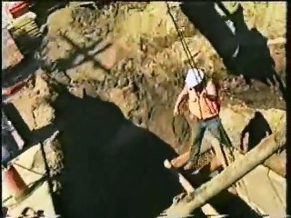 Un travailleur très chanceux échappe à la mort pendant un éboulement!