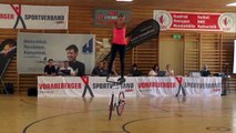 Cette championne nous fait une démo d'acrobaties à vélo : impressionnant!