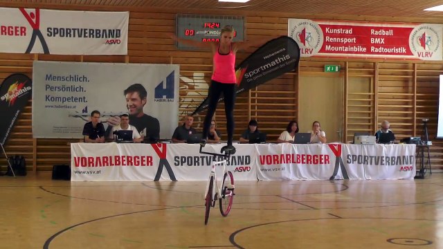 Cette championne nous fait une démo d'acrobaties à vélo : impressionnant!