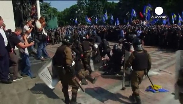 Киев: один погибший и более 90 раненых в ходе беспорядков у Верховной Рады