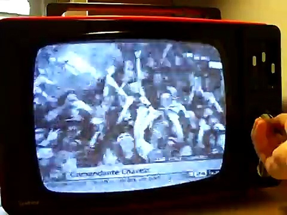 Antiguo televisor años 70 en blanco y negro