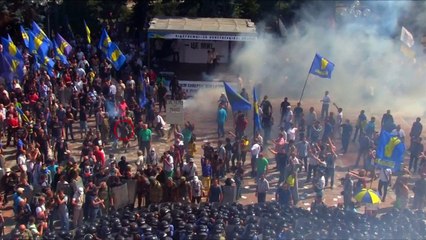 Kiev explosions: Amateur footage captures grenade thrower