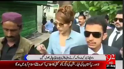 Ayaan Ali Fell Down During A Cat Walk Outside The Court