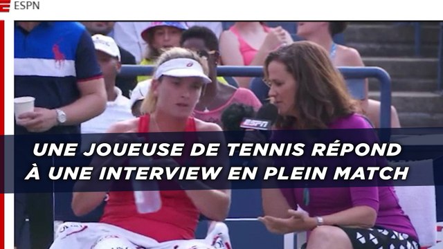Une joueuse de tennis répond à une interview en plein match