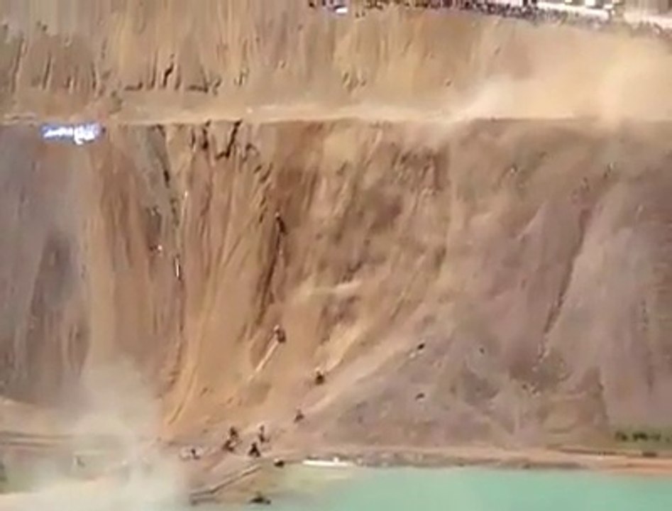 Une falaise verticale grimpée par des bikers à motocross... Dingue!