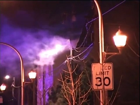 Des cables electriques prennent feu et explosent en pleine rue à Chicago