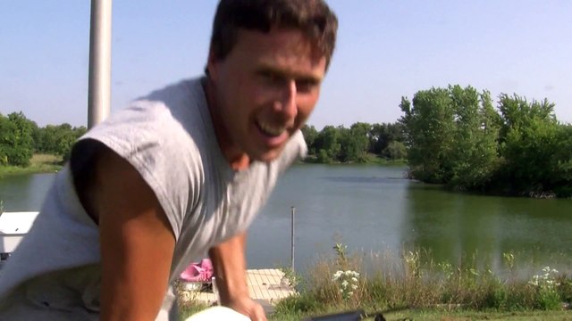 Un homme peche avec son drone et attrape un poisson