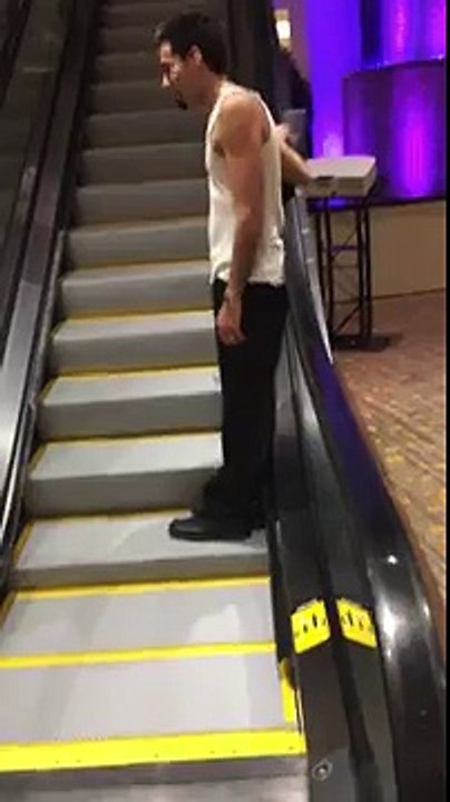 Ivre, il prend l'escalator