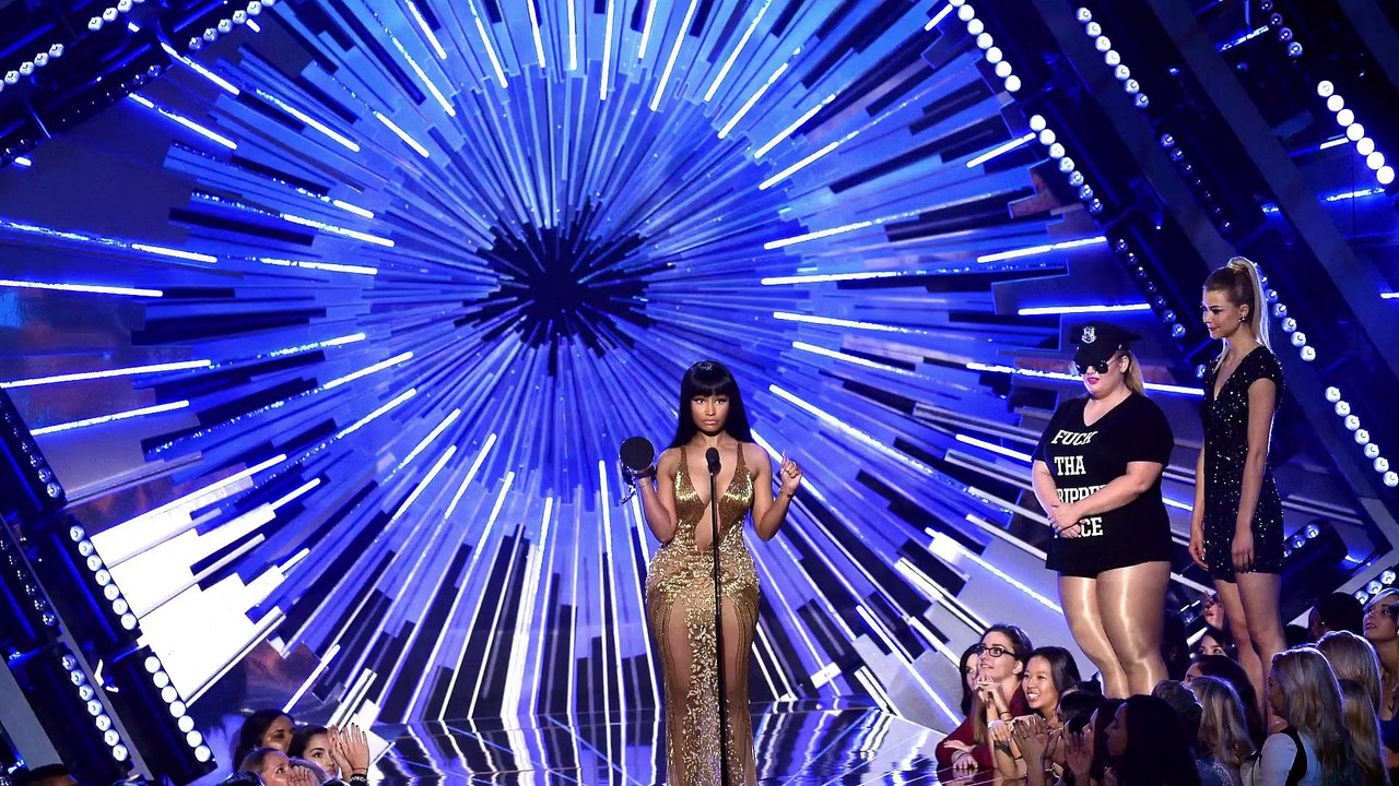 Nicki Minaj Calls Miley Cyrus a B*TCH! at 2015 MTV VMA