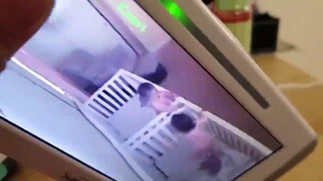 Des bébés jumelles font semblant de dormir