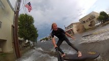 Un gars s'amuse à surfer dans les rues inondées du New Jersey