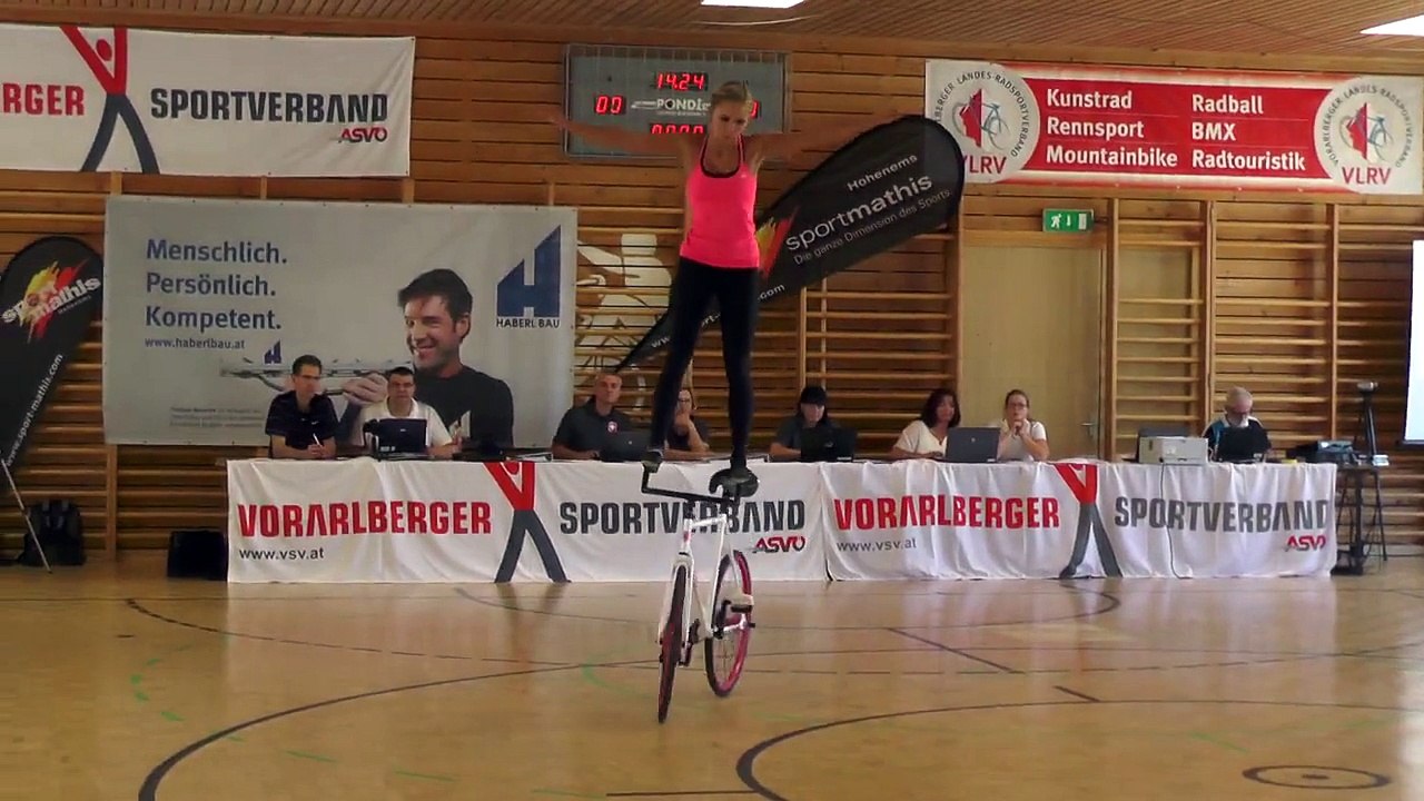 Cette championne nous fait une démo d'acrobaties à vélo : impressionnant!