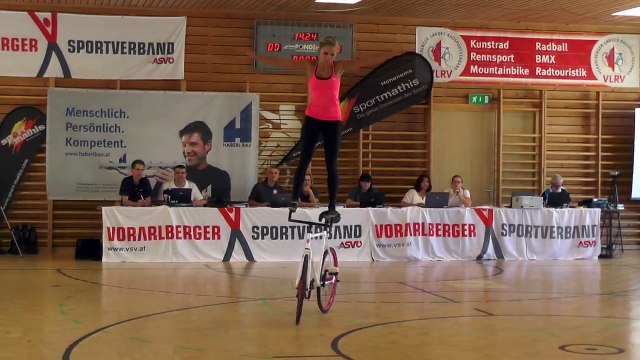 Cette championne nous fait une démo d'acrobaties à vélo : impressionnant!