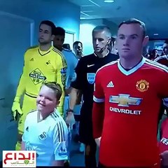 شاهد ردة فعل طفل عندما شاهد روني قبل لقاء مانشستريونايتد و سوانزي