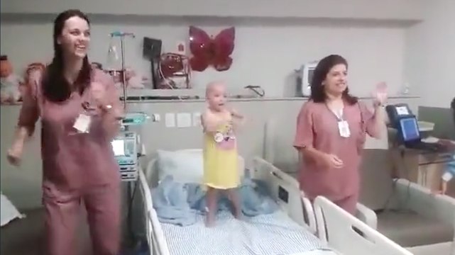 Des infirmières dansent pour distraire une fillette malade