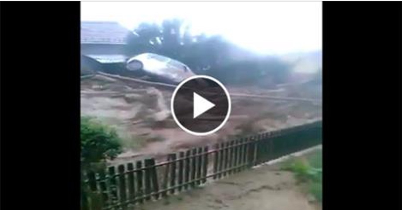 Violent landslide taped from very close