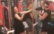 Elle chante I will survive dans le métro et met l'ambiance