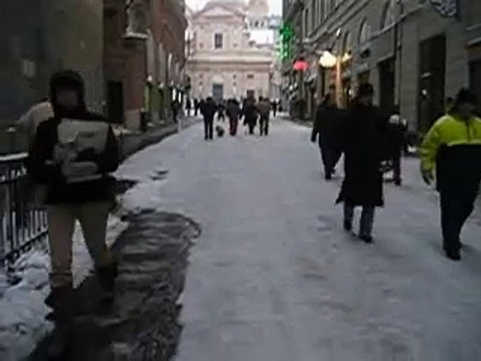 Tipo si getta con gli sci giu da via San Lorenzo a Genova