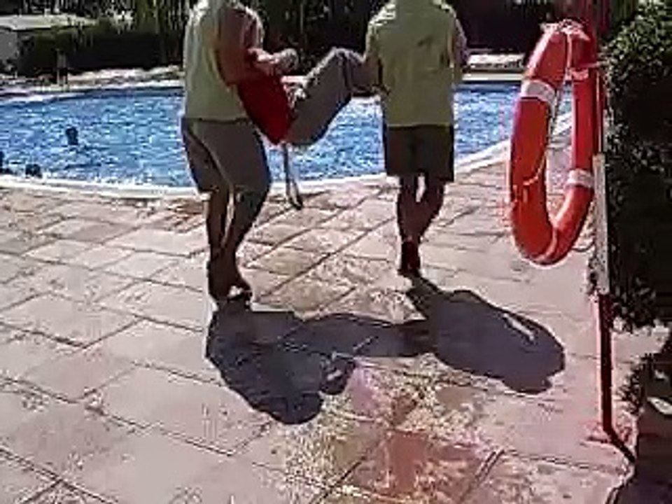 Eliza a la piscina
