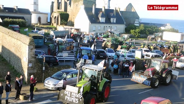 Pointe Saint-Mathieu. Départ pour Paris d'une vingtaine de tracteurs