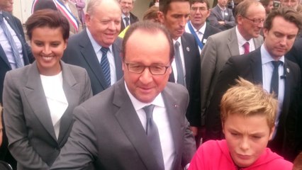 Bain de Foules pour François Hollande après sa visite à Pouilly-sur-Serre