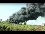 Giugliano (NA) - In fiamme deposito auto, si leva spaventosa nube nera (31.08.15)