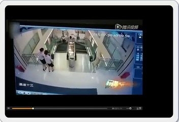Une femme broyée par un escalator sauve son enfant avant de mourir