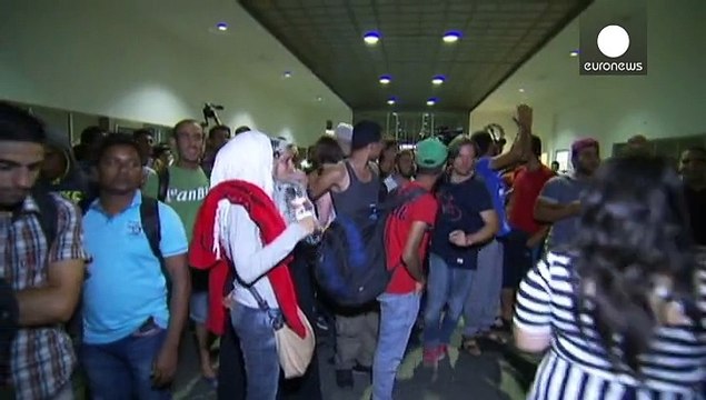 وصول عدد من اللاجئين الى مينوخ وميركل تطالب بسياسية أوروبية موحدة لمواجهة هذه الأزمة