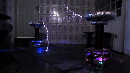 AC/DC - Back in Black em Bobinas de Tesla (Musical Tesla Coils)