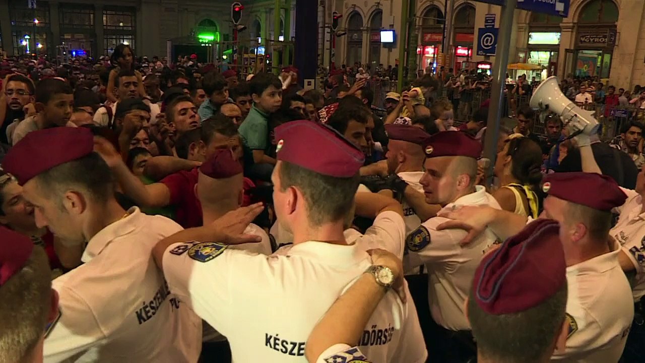 Des centaines de migrants quittent la Hongrie pour l'Allemagne