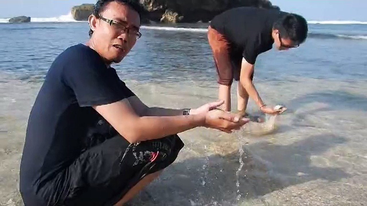 MENIKMATI PASIR PUTIH DI PANTAI SADRANAN YOGYAKARTA INDONESIA