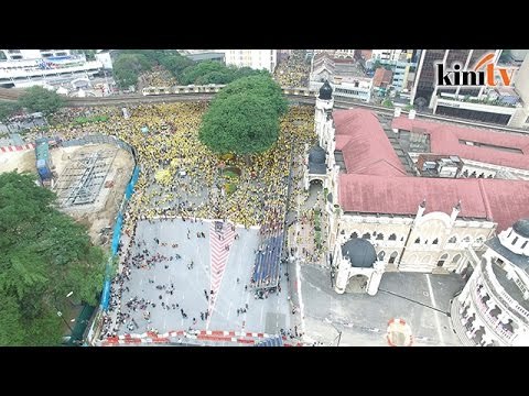 A sea of yellow fills downtown Kuala Lumpur