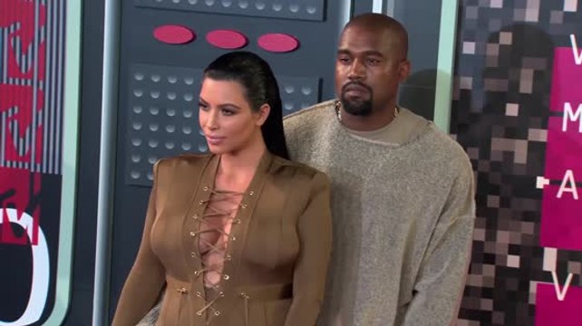 Kanye West y Kim Kardashian ofrecen zapatos gratis a hombre que busca riñones