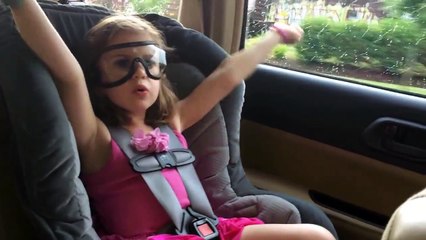 funny girl Sings a song frozen - elsa frozen -Let it Go