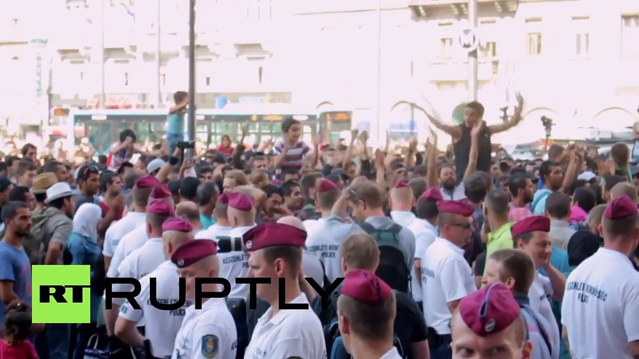 Hongrie : des migrants manifestent près d’une gare à Budapest