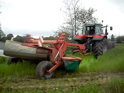 Massey Ferguson 7485 & Kverneland Taarup - Reaping of grass