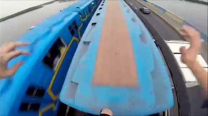 Il monte sur un train en marche