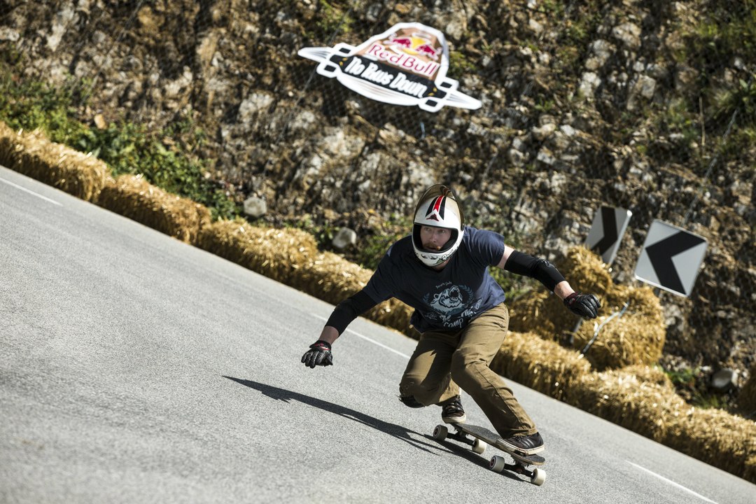 Agressive Downhill Longboarding w/ No Hands Allowed