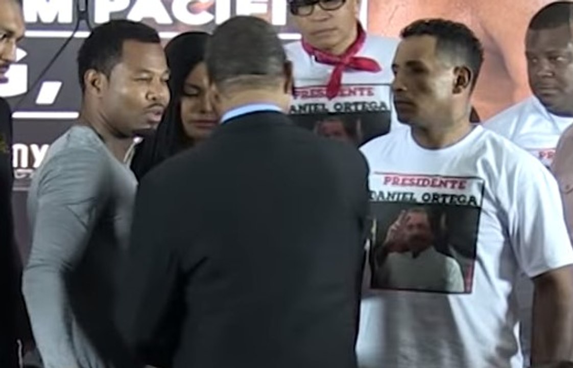 Boxeador toca indebidamente a la novia de su contrincante