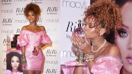 Rihanna en rose bonbon pour le lancement de son parfum RiRi chez Macy's