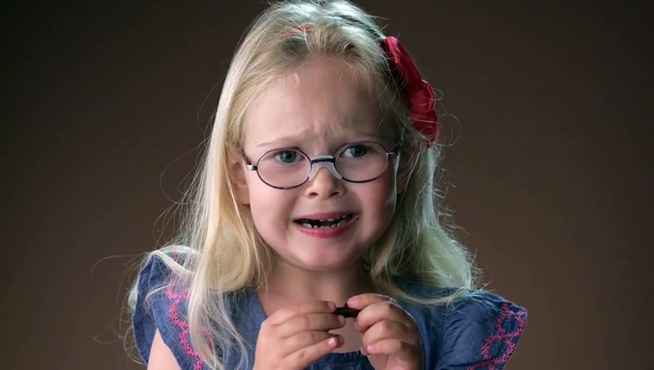 Ces enfants goutent du chocolat noir pour la prem!ère fois. Regardez leur réaction magique !