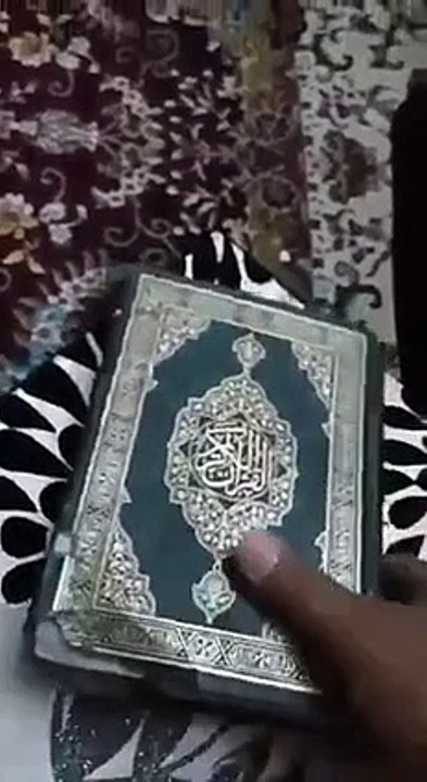 حشرة تأكل من كتاب القرأن ولكن شاهد المفاجأة