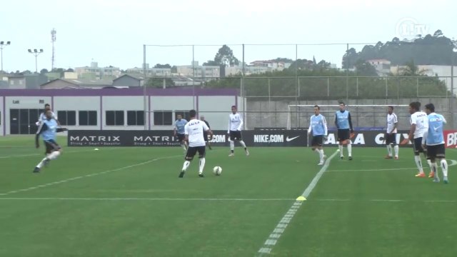 Força do Terrão! Matheus Pereira faz golaço em treino do Corinthians