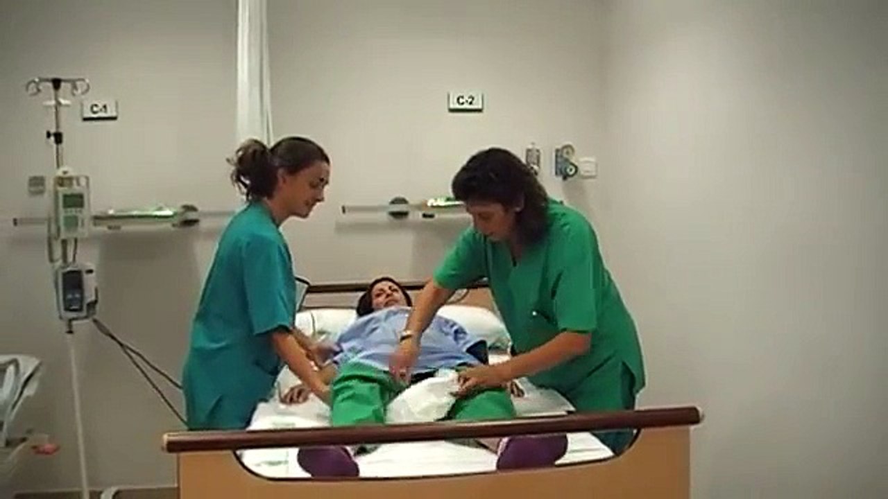 Cambiar el pañal paciente encamado.MOD