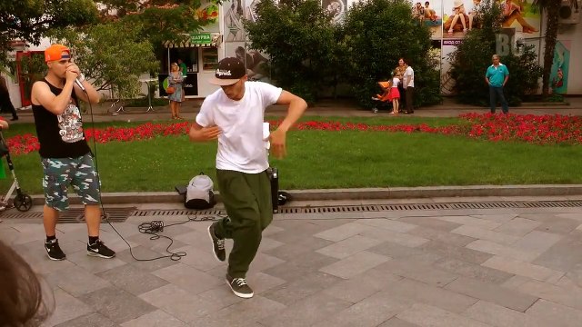 Нереально КРУТО отжигает этот уличный танцор в Ялте!!!