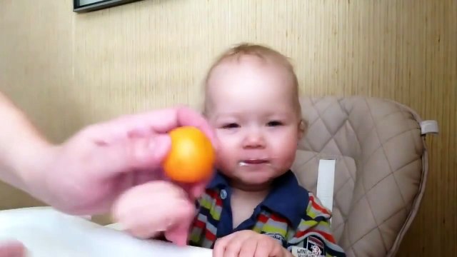 Хороший способ накормить ребенка! Папа молодец, догадался!