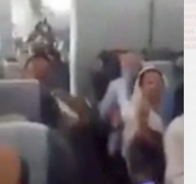 جہازوں میں بھی لوڈ شیدڈنگ لوگوں کا گرمی سے برا حال ، عوام کا شدید رد عمل دیکھیں