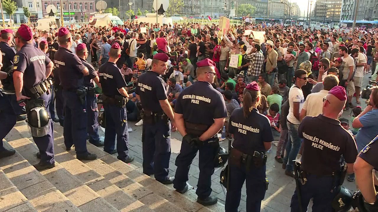 Migrants still waiting outside Budapest train station
