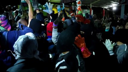 Salvadoreños combaten con bolas de fuego