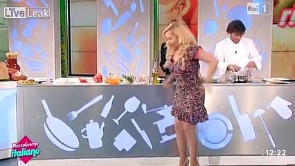 Pretty Italian girl fail on split in live tv show